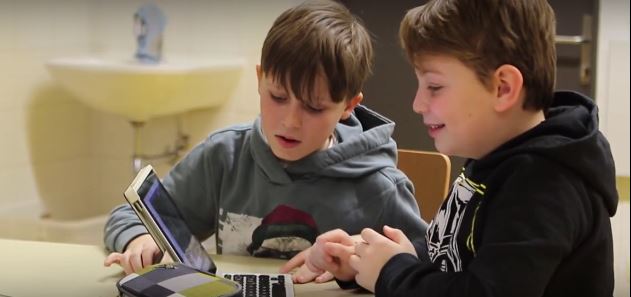 Schüler mit Laptop