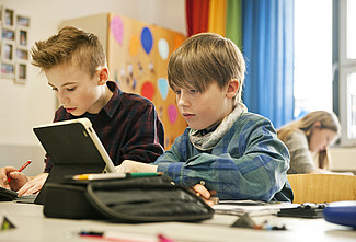 Schüler mit Tablet