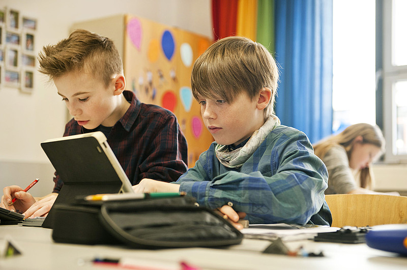 Schüler mit Tablet