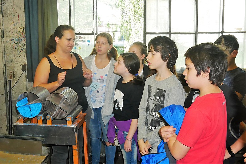 Schülerinnen und Schüler in Jollyfabrik