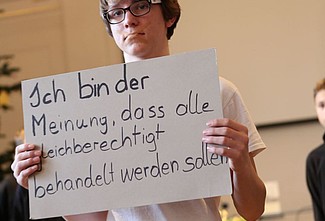 Schüler mit Schild bei Menschenrechtstag