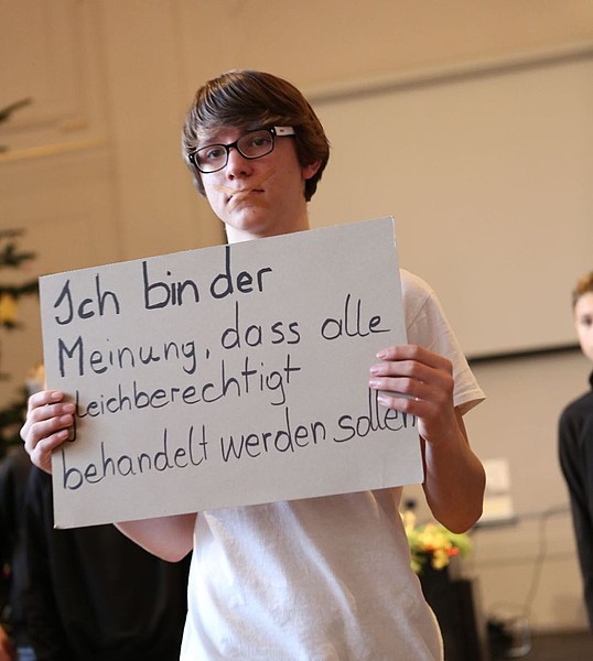 Schüler mit Schild bei Menschenrechtstag