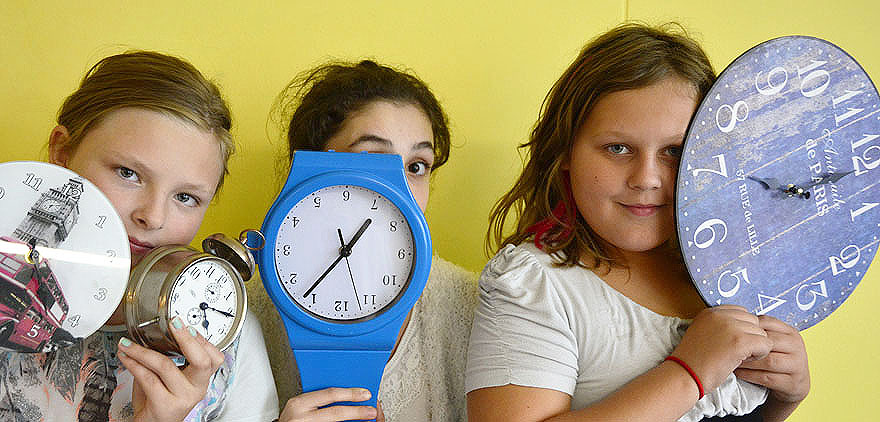Schülerinnen mit Uhren